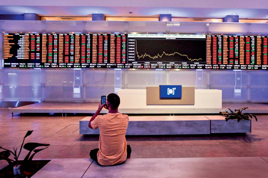 SAO PAULO, STOCK EXCHANGE TRADING SP - Sao Paulo - 02/24/2022 - SAO PAULO, STOCK EXCHANGE MOVEMENT - Financial Market Movement on Thursday afternoon (24) at the headquarters of the Stock Exchange (B3) in downtown Sao Paulo, in amid Russian attacks on Ukraine in Eastern Europe. Photo: Suamy Beydoun/AGIF (Photo by Suamy Beydoun / AGIF / AGIF via AFP)
