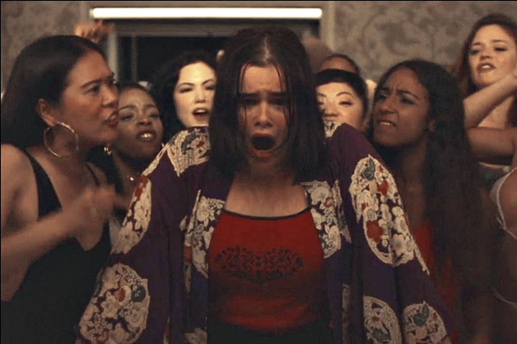 1-apoio–Euphoria.JPG DISCUSSÃO POP - Kat (Barbie Ferreira), na cena da série Euphoria: sensatez ameaçada por influencers, gurus e afins -