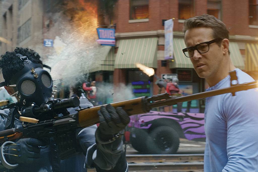ABRE-SIMPLES-FILME-FREE-GUY-07.jpg RESISTÊNCIA - Ryan Reynolds em Free Guy: o filme estreou em meio à pandemia como símbolo da volta dos cinemas -