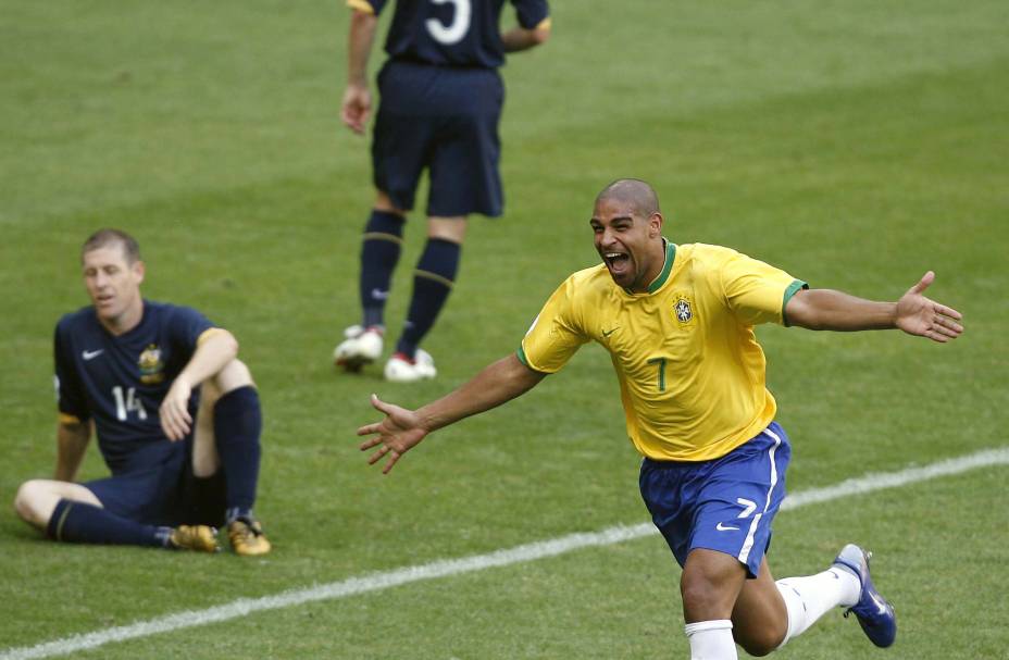 Adriano comemora seu gol, contra a Seleção Australiana, pela Primeira Fase da Copa do Mundo da Alemanha, na cidade de Munique em  18 de Junho de 2006.