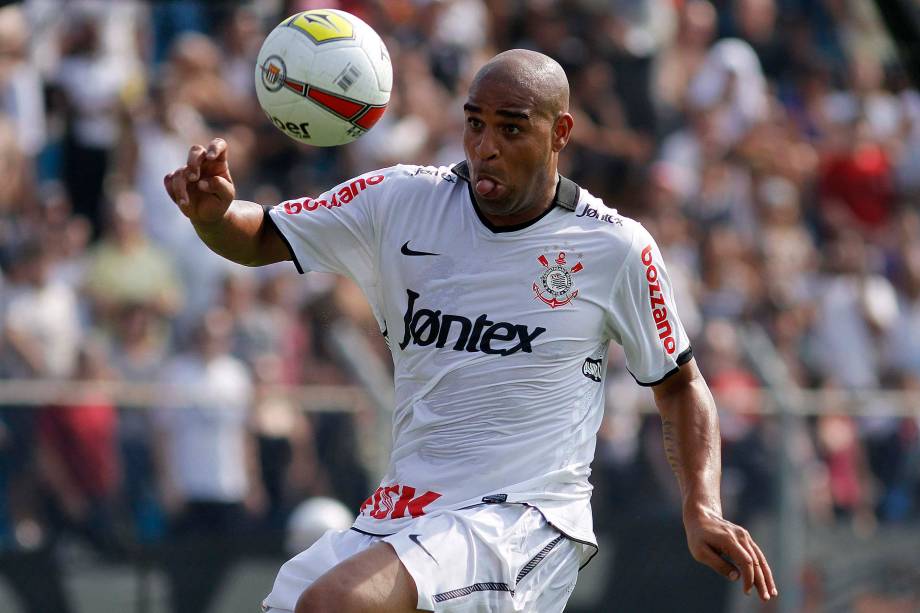 São Caetano do Sul (SP), 18/02/2012 - Adriano do Corinthians durante partida contra o São Caetano, válida pelo Campeonato Paulista de 2012, no estádio Anacleto Campanella. 