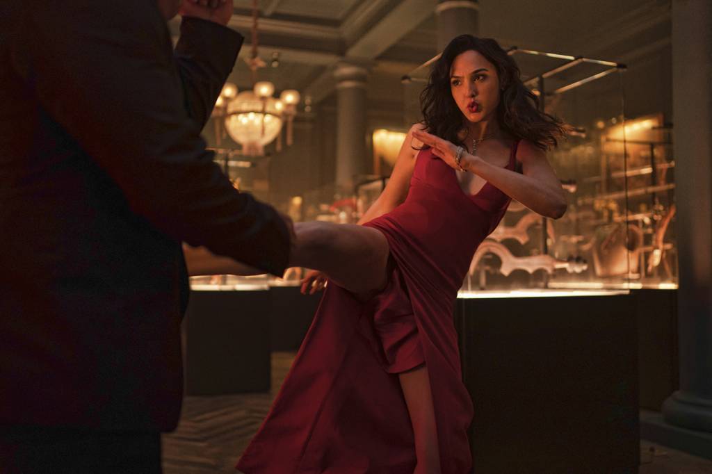 APOIO-ALERTA-VERMELHO.jpg BOA DE BRIGA - Gal Gadot em Alerta Vermelho: audiência histórica na Netflix -