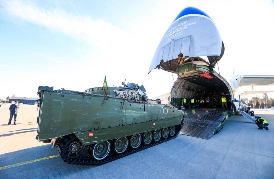 Gardermoen-Noruega. Avião cargueiro sendo carregado com armamentos, destinado ao conflito entre Russia e Ucrânia.