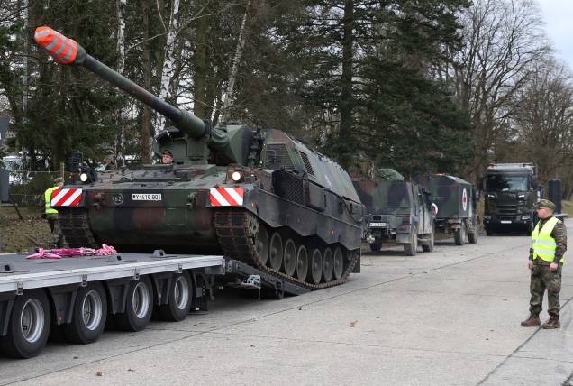 Munster-Alemanha-Um obus autopropulsado tipo Panzerhaubitze PzH 2000 do Exército Alemão é carregado em um caminhão no quartel Hindenburg em Munster, norte da Alemanha, destinado ao conflito entre russos e ucranianos. Munster-Alemanha-Um obus autopropulsado tipo Panzerhaubitze PzH 2000 do Exército Alemão é carregado em um caminhão no quartel Hindenburg em Munster, norte da Alemanha, destinado ao conflito entre russos e ucranianos.
