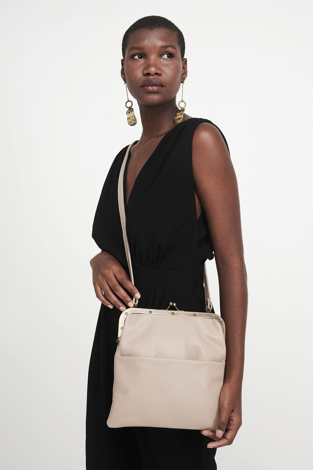 BOLSA-VOVO-TIRACOLO-TARSILA-1.jpg2 MODERNAS - A tiracolo: as peças da grife carioca Tarsila têm linhas contemporâneas e discretas -