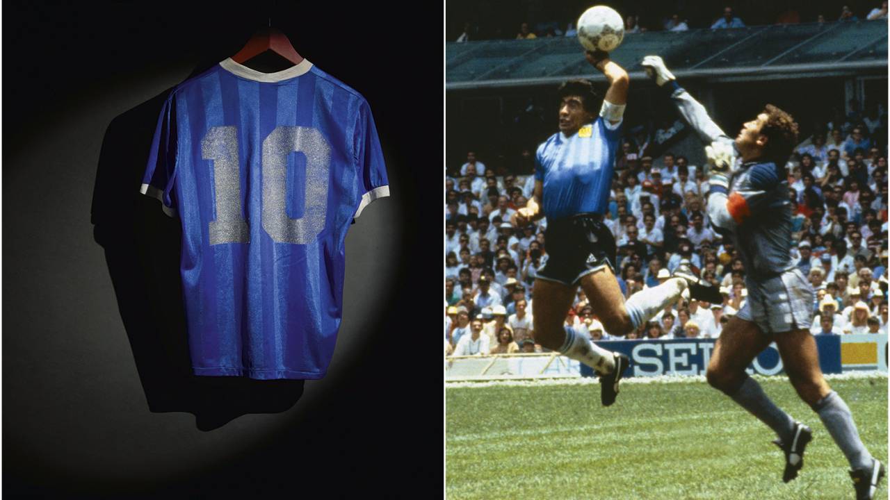 RELÍQUIA - A peça que vai a leilão e o gol de Maradona: ela pode não ter sido usada pelo craque no lance memorável -