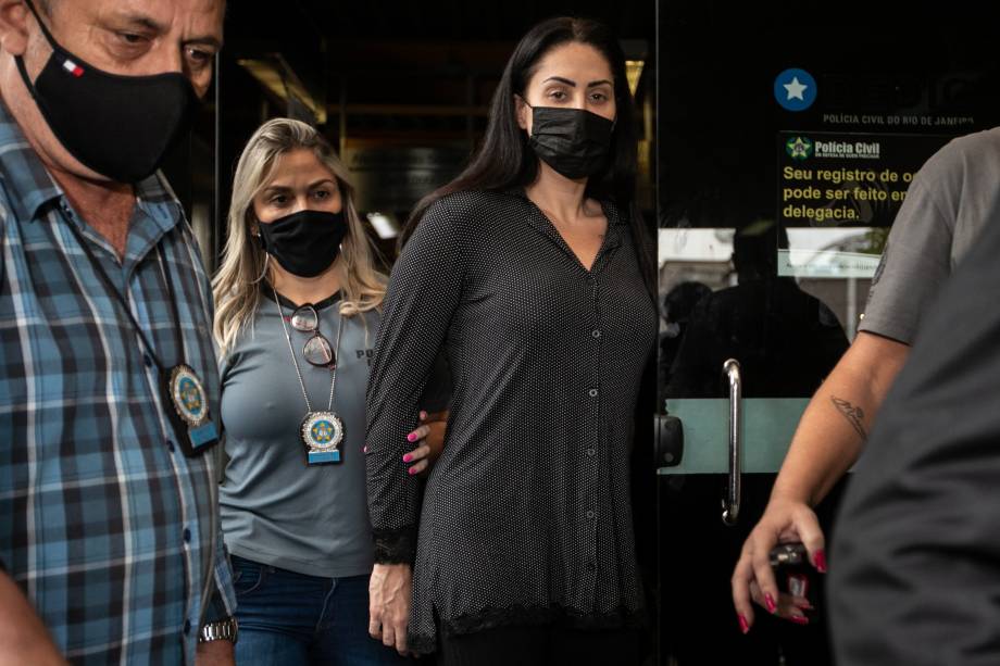 Monique Medeiros sendo conduzida pela Polícia Civil -