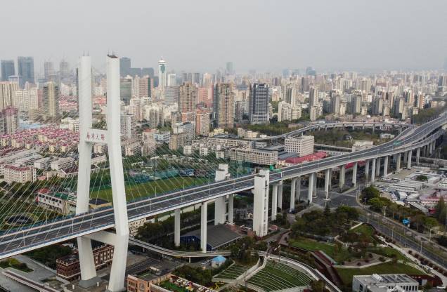 Vista aérea da ponte Nampu, sobre o rio Huangpu, em Xangai, mostra a cidade vazia, em virtude do regime de lockdown, imposto pelo governo <em>chinês.</em> Vista aérea da ponte Nampu, sobre o rio Huangpu, em Xangai, mostra a cidade vazia, em virtude do regime de lockdown, imposto pelo governo <em>chinês.</em>