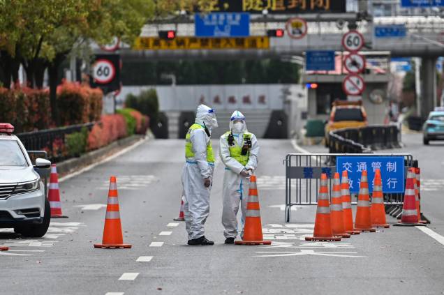 Policiais chineses, fiscalizam acessos, em virtude do regime de Lockdown, em Pudong distrito de Xangai devido ao aumento significativo de casos de Covid-19. Policiais chineses, fiscalizam acessos, em virtude do regime de Lockdown, em Pudong distrito de Xangai devido ao aumento significativo de casos de Covid-19.