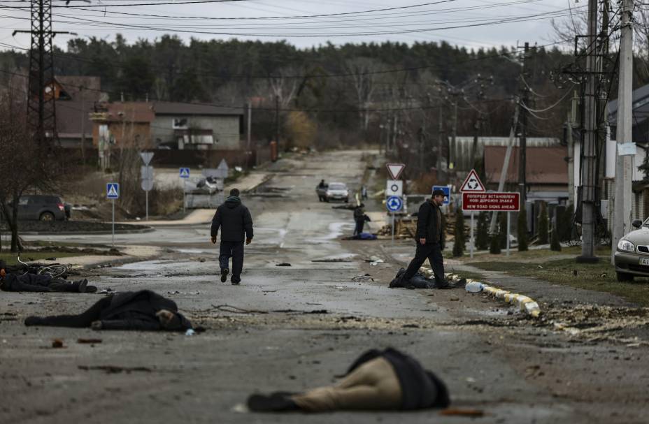 Corpos em uma rua em Bucha, a noroeste de Kiev, capital da Ucrânia, pelo menos 20 homens em trajes civis.