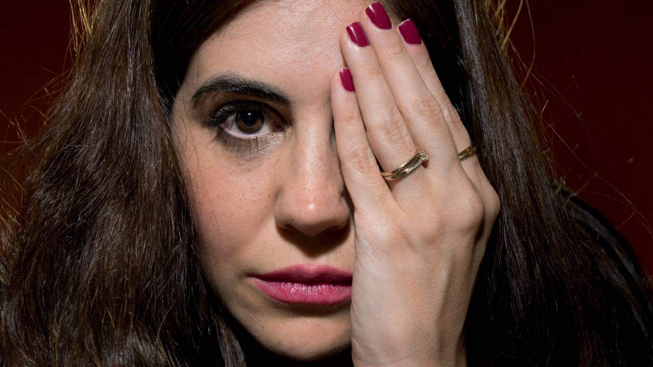 “É COISA DA SUA CABEÇA” - A empresária Dana Steinberg, de 38 anos, demorou para descobrir que suas dores de cabeça e nas articulações eram sinais da síndrome de Ehlers Danlos, distúrbio raro que afeta a produção de colágeno. Quando buscava ajuda, ouvia dos médicos que era tudo coisa de sua cabeça. A experiência mais dura de gaslighting foi promovida por uma reumatologista. “Depois que ganhou minha confiança, ela disse que eu estava com problemas psiquiátricos.” Dana passou dias refletindo. “Fiquei pensando que eu tinha algo errado e que criava minha dor.” Foi o psiquiatra que a convenceu de que seu problema não era de ordem mental. Ela persistiu e hoje recebe o tratamento certo. -
