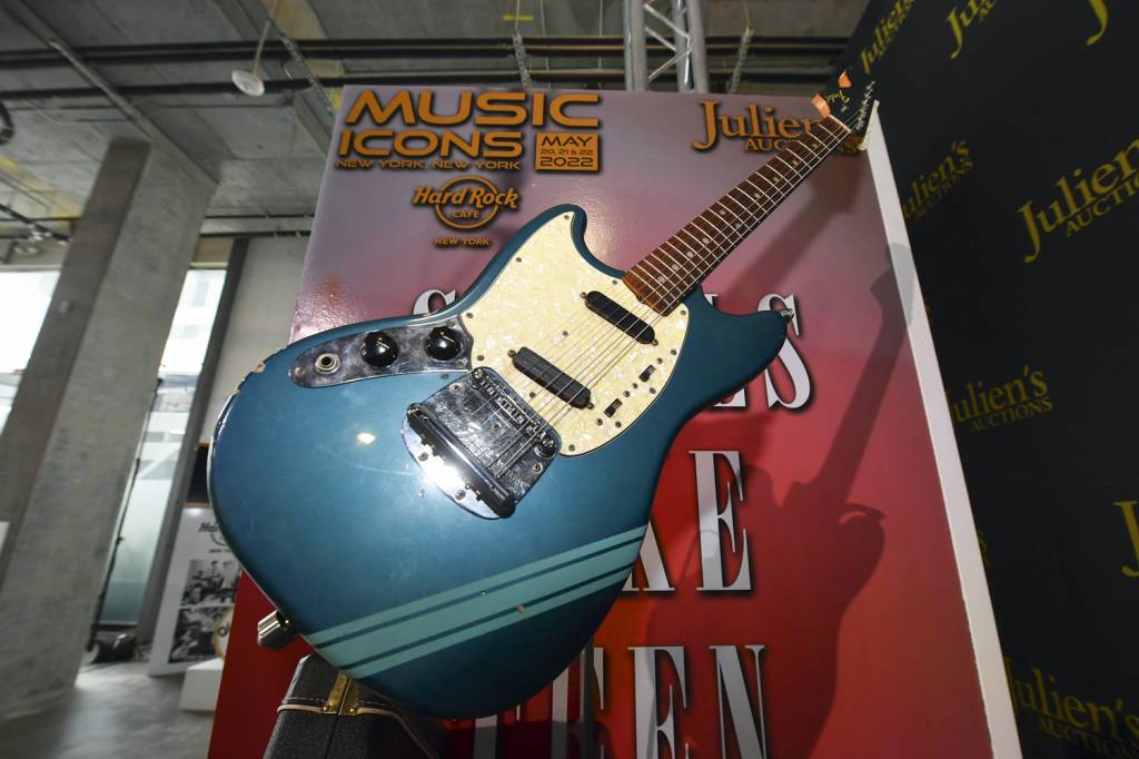 GUITARRA-CURT-COBAIN_328698K.jpg ICÔNICA - A Fender Mustang, de Cobain: o leiloeiro quer arrecadar 800 000 dólares -