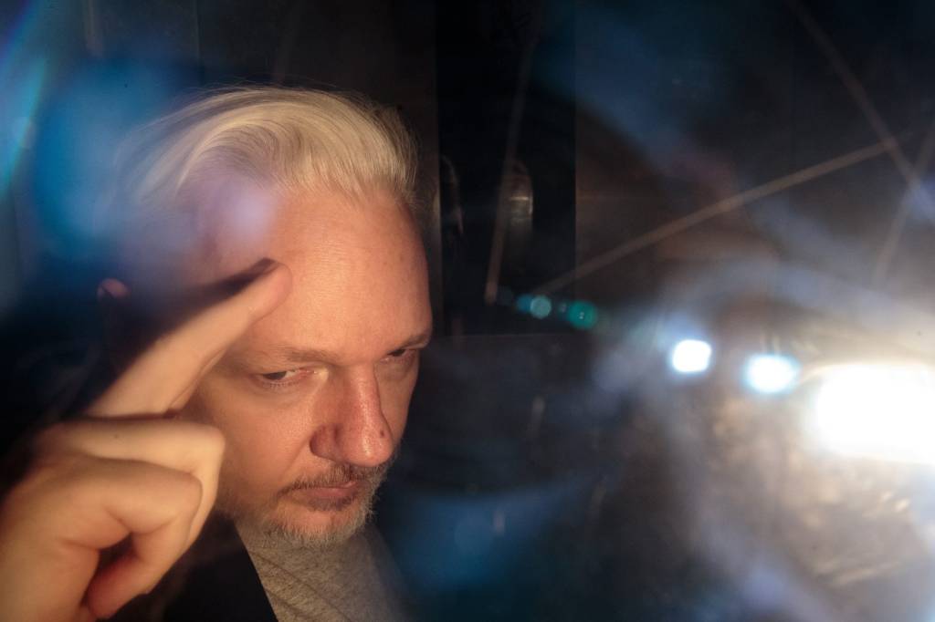 Julian Assange faz acordo com os EUA e deixa prisão no Reino Unido