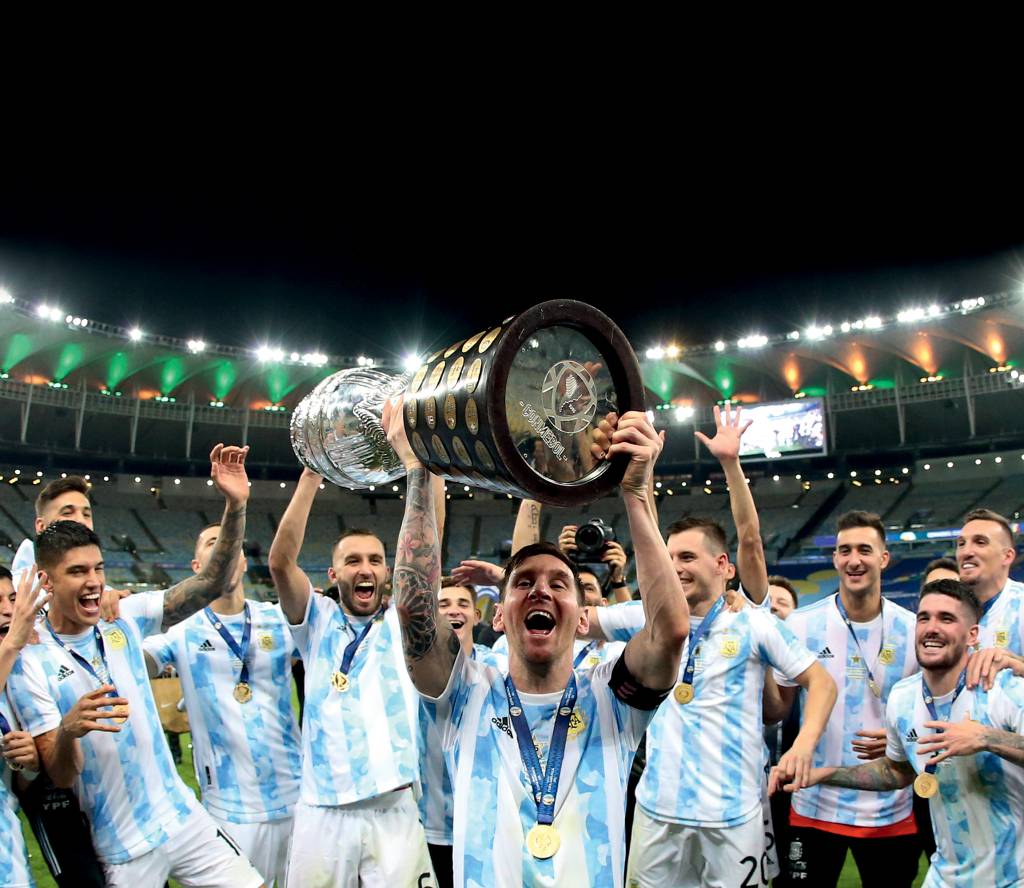 Brazil v Argentina: Final – Copa America Brazil 2021 RIO DE JANEIRO, BRAZIL - JULY 10: Lionel Messi of Argentina lift the Conmebol Copa America Trophy after winning the Final of Copa America Brazil 2021 ,during the Final Match between Brazil and Argentina at Maracana Stadium on July 10, 2021 in Rio de Janeiro, Brazil. (Photo by MB Media/Getty Images)