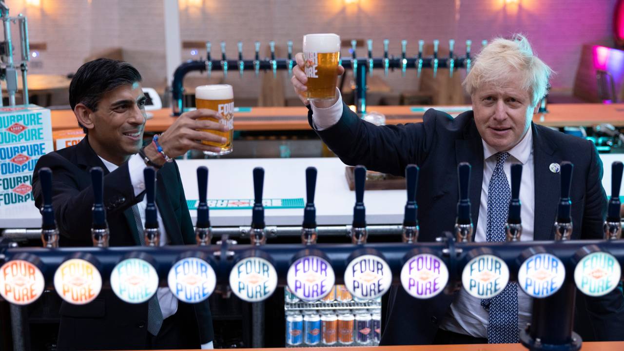 LONDON, ENGLAND - OCTOBER 27: British Prime Minister Boris Johnson and Britain's Chancellor of the Exchequer Rishi Sunak visit 'Fourpure Brewery' in Bermondsey on October 27, 2021 in London, England. Earlier in the day, Sunak presented the government's budget, and how to "deliver a stronger economy for the British people", to the House of Commons. (Photo by Dan Kitwood/Getty Images)