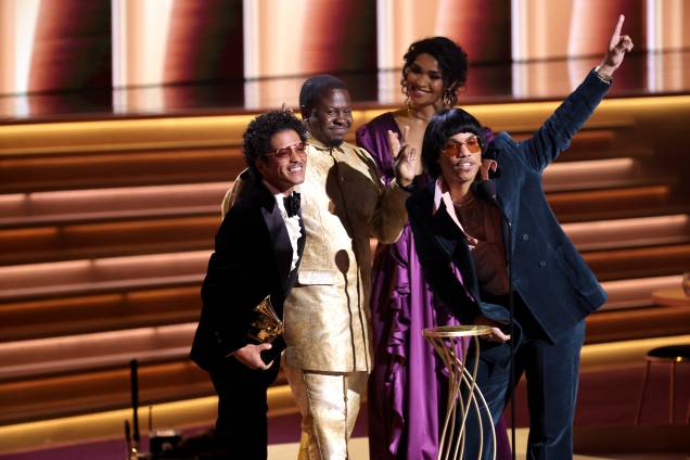 Bruno Mars, Dernst Emile II e Anderson .Paak recebem o Grammy em 2022 Bruno Mars, Dernst Emile II e Anderson .Paak recebem o Grammy em 2022