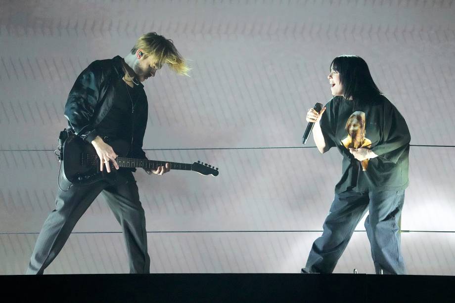 Billie Eilish e o irmão Finneas se apresentam no Grammy e homenageiam o baterista Taylor Hawkins, do Foo Fighters