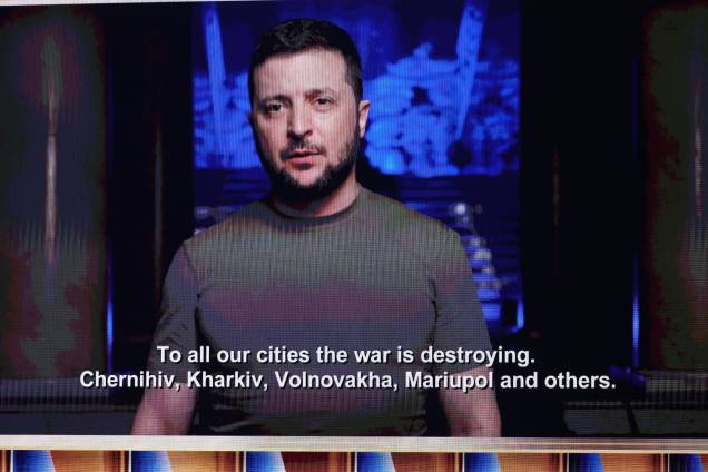 O presidente da Ucrânia, Volodymyr Zelenskyy fala durante a premiação do Grammy 2022 O presidente da Ucrânia, Volodymyr Zelenskyy fala durante a premiação do Grammy 2022