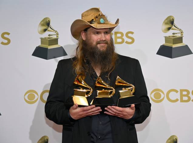 O músico country Chris Stapleton mostra os Grammys que ganhou neste domingo, 3, em Las Vegas O músico country Chris Stapleton mostra os Grammys que ganhou neste domingo, 3, em Las Vegas