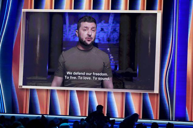 O presidente da Ucrânia, Volodymyr Zelenskyy fala durante a premiação do Grammy 2022 O presidente da Ucrânia, Volodymyr Zelenskyy fala durante a premiação do Grammy 2022