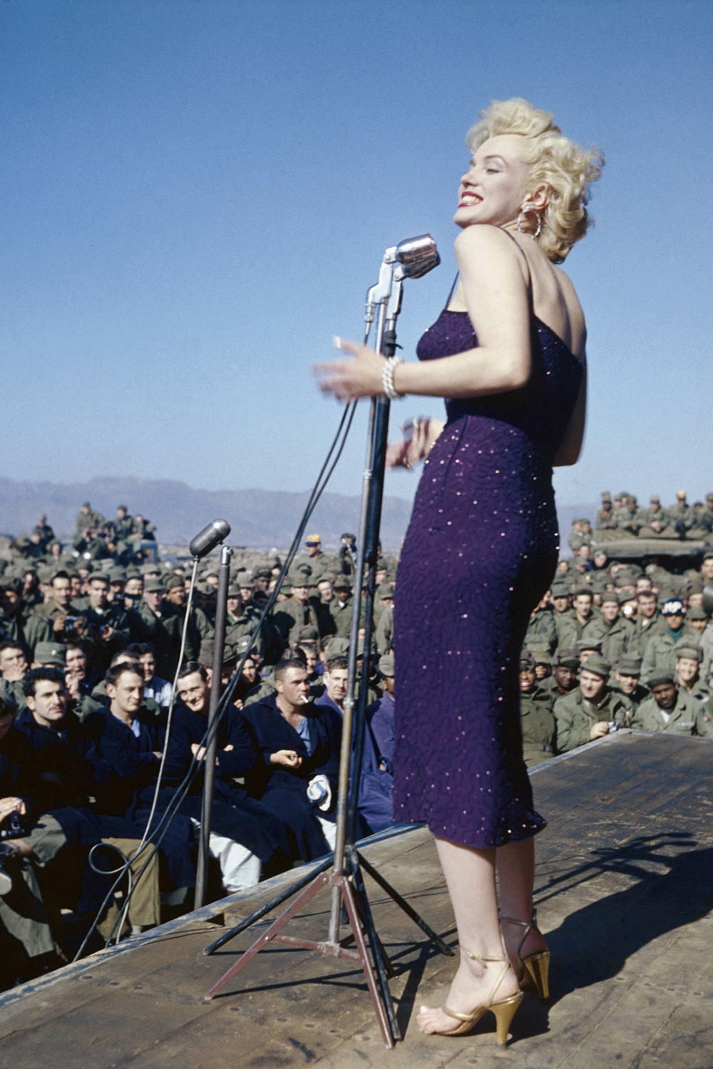 GettyImages-517358358.jpg GUERRA - Em shows para soldados na Coreia, em 1954: imagem poderosa -