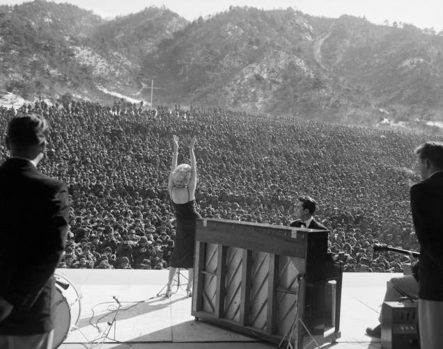 Marilyn Monroe cantando para soldados na Coreia, em 1954 - Marilyn Monroe cantando para soldados na Coreia, em 1954 -