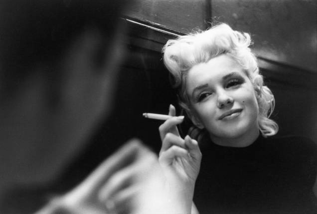 A atriz Marilyn Monroe fuma um cigarro em um restaurante, em 1955, na cidade de Nova York - A atriz Marilyn Monroe fuma um cigarro em um restaurante, em 1955, na cidade de Nova York -