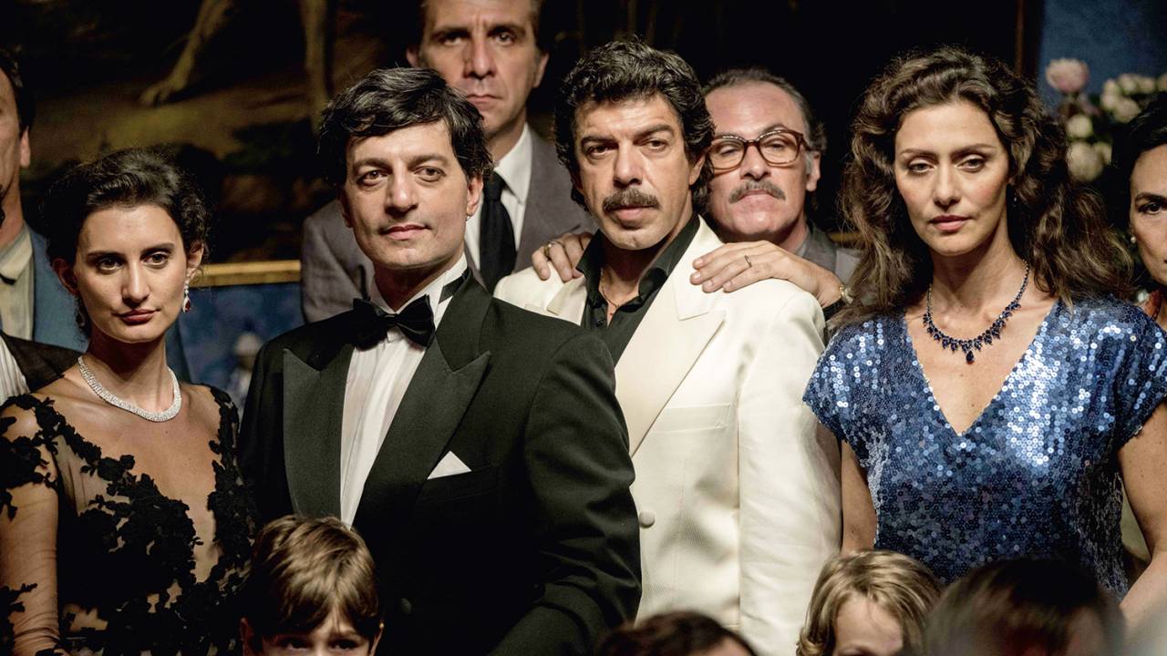 NEGÓCIOS À PARTE - Favino, de terno branco, ao lado de Maria Fernanda: ascensão e queda da máfia -