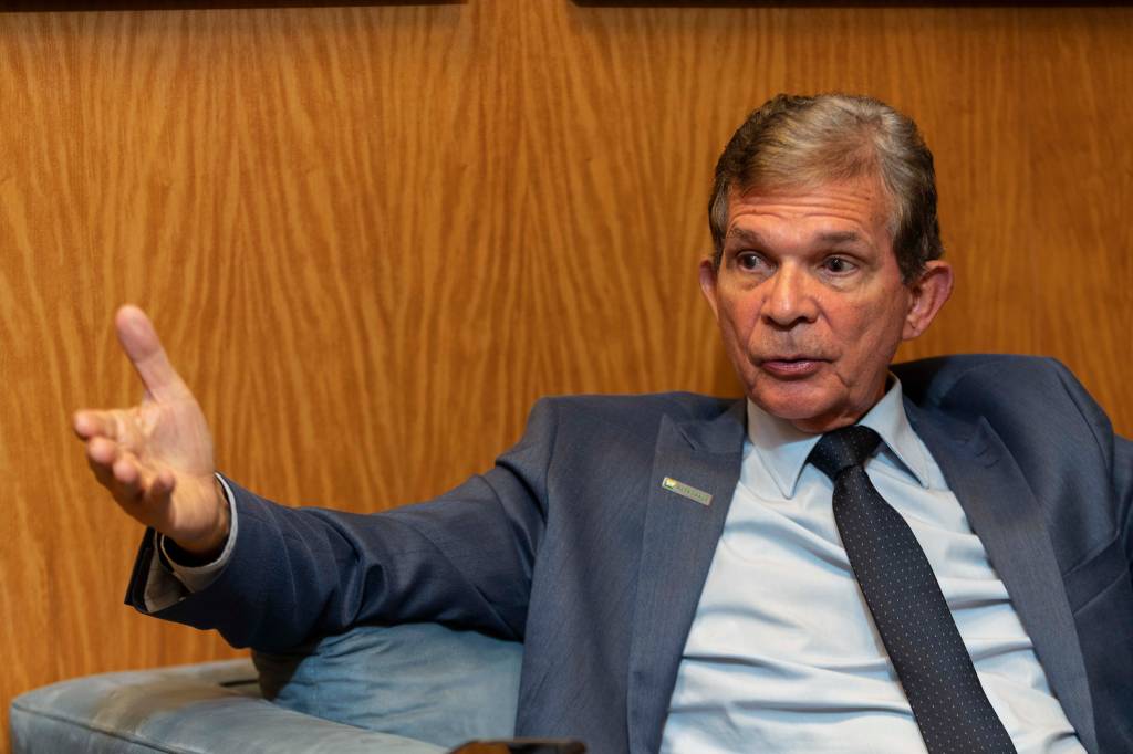 Prefeito no Paraná, general investe em IA para ter funcionários ‘virtuais’