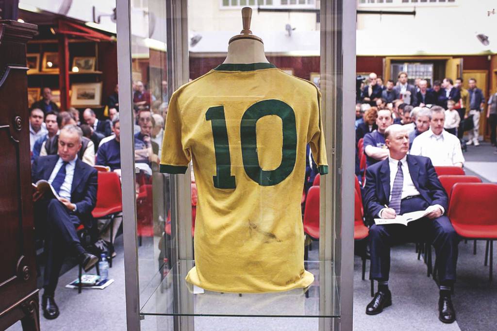 LEILAO-CAMISA-PELE.png RECORDE - A 10 de Pelé: o uniforme foi vendido por 157 000 libras em 2002 -
