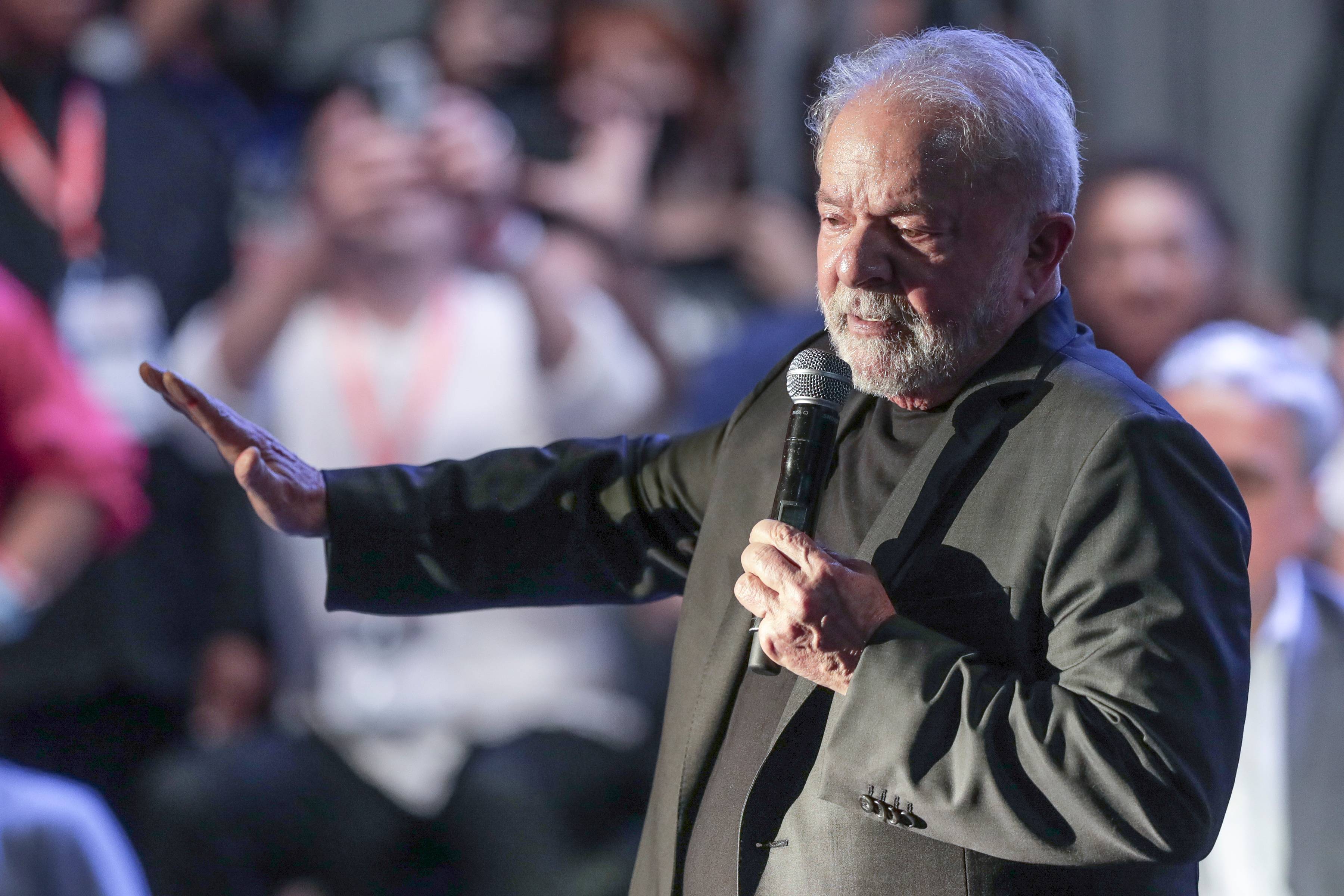 -FOTODELDIA- AME7648. RÍO DE JANEIRO (BRASIL), 30/03/2022.- El expresidente brasileño Luiz Inácio Lula da Silva habla hoy en la conferencia "Igualdad y el Futuro de América Latina", durante la clausura del encuentro internacional Democracia e Igualdad, en la Universidad Estatal de Río de Janeiro (Brasil). EFE/André Coelho