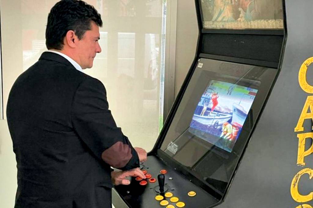 MORO-FLIPERAMA.jpg “PREZADOS” - Sergio Moro: videogame e quadrinhos do Batman -