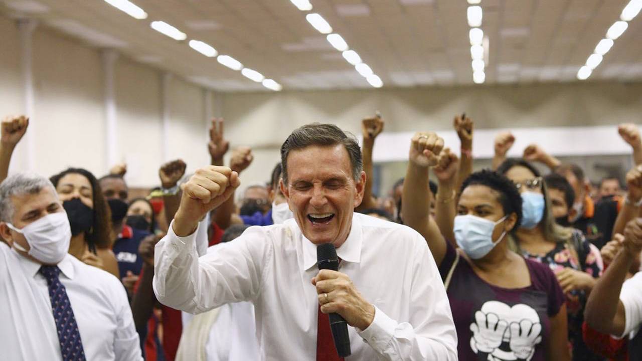 COREOGRAFIA - Crivella: cantoria, dancinha e pregação em cultos-comícios por todo o estado -