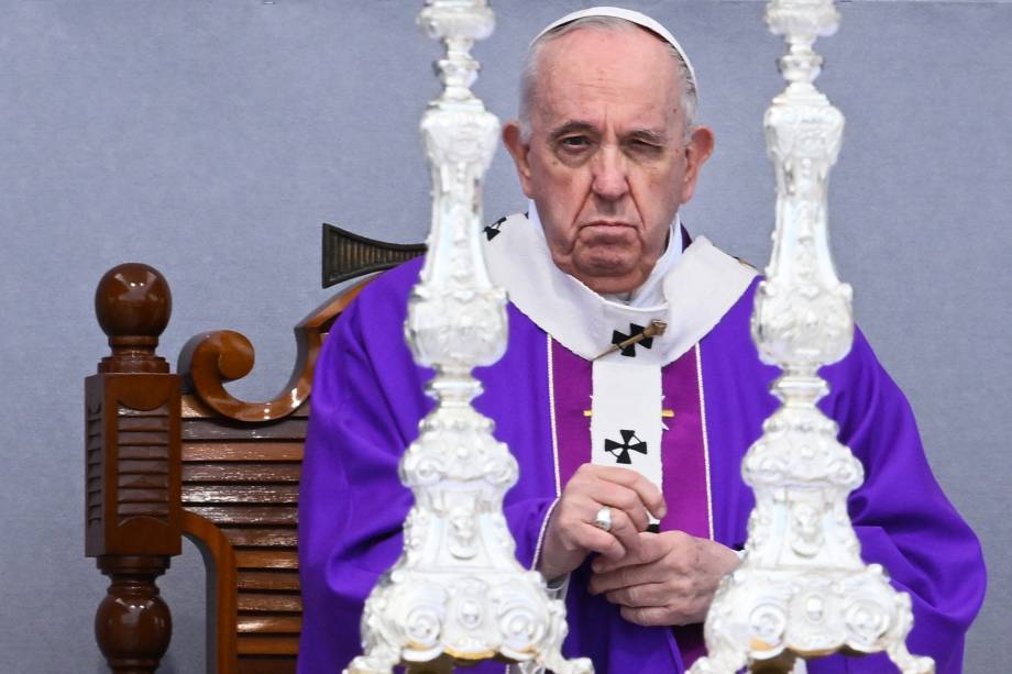 Papa Francisco celebrando missa do lado de fora da igreja paroquial de St. Publius na Piazzale dei Granai em Floriana, Valletta, Malta -