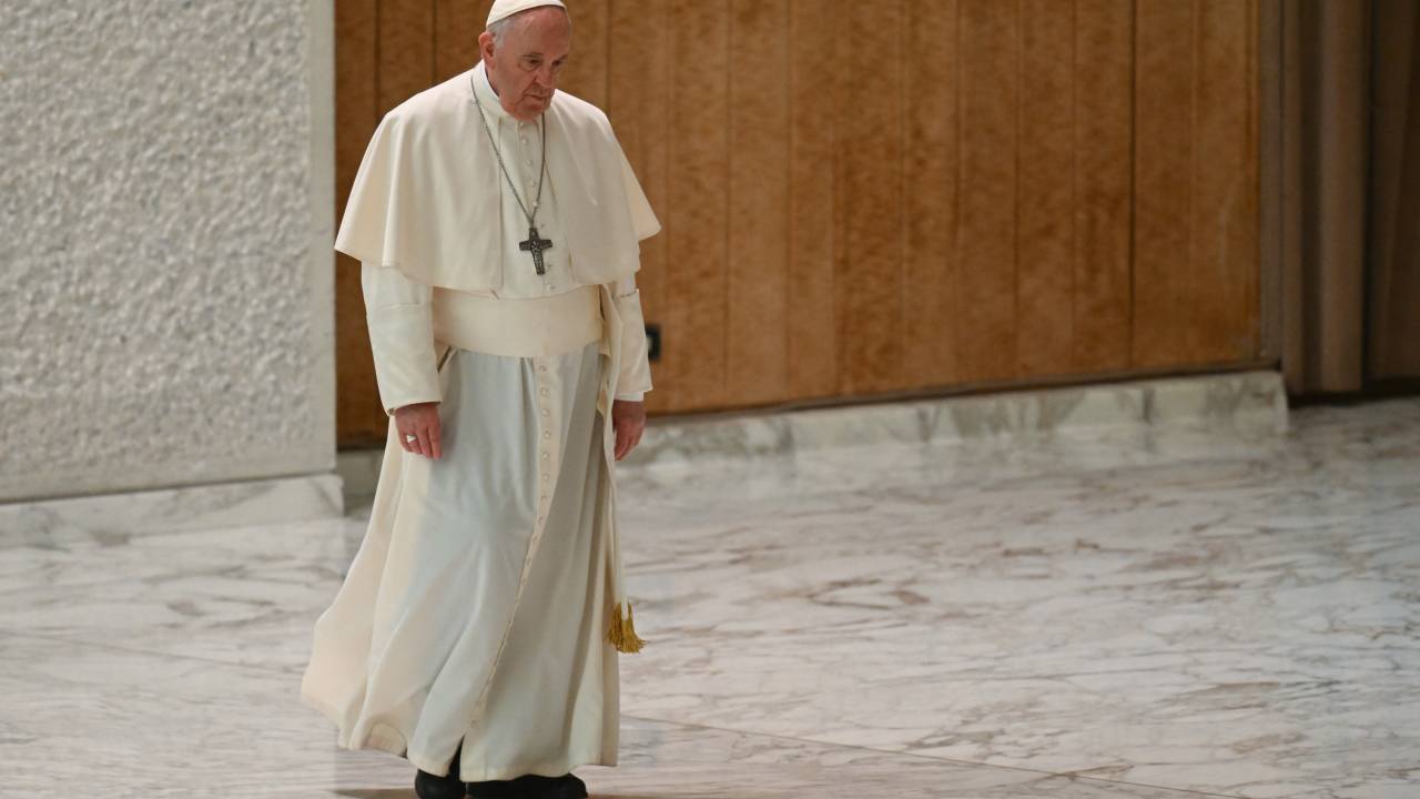 Pope Francis arrives for the weekly general audience on April 6, 2022 at Paul-VI hall in The Vatican. (Photo by Andreas SOLARO / AFP)