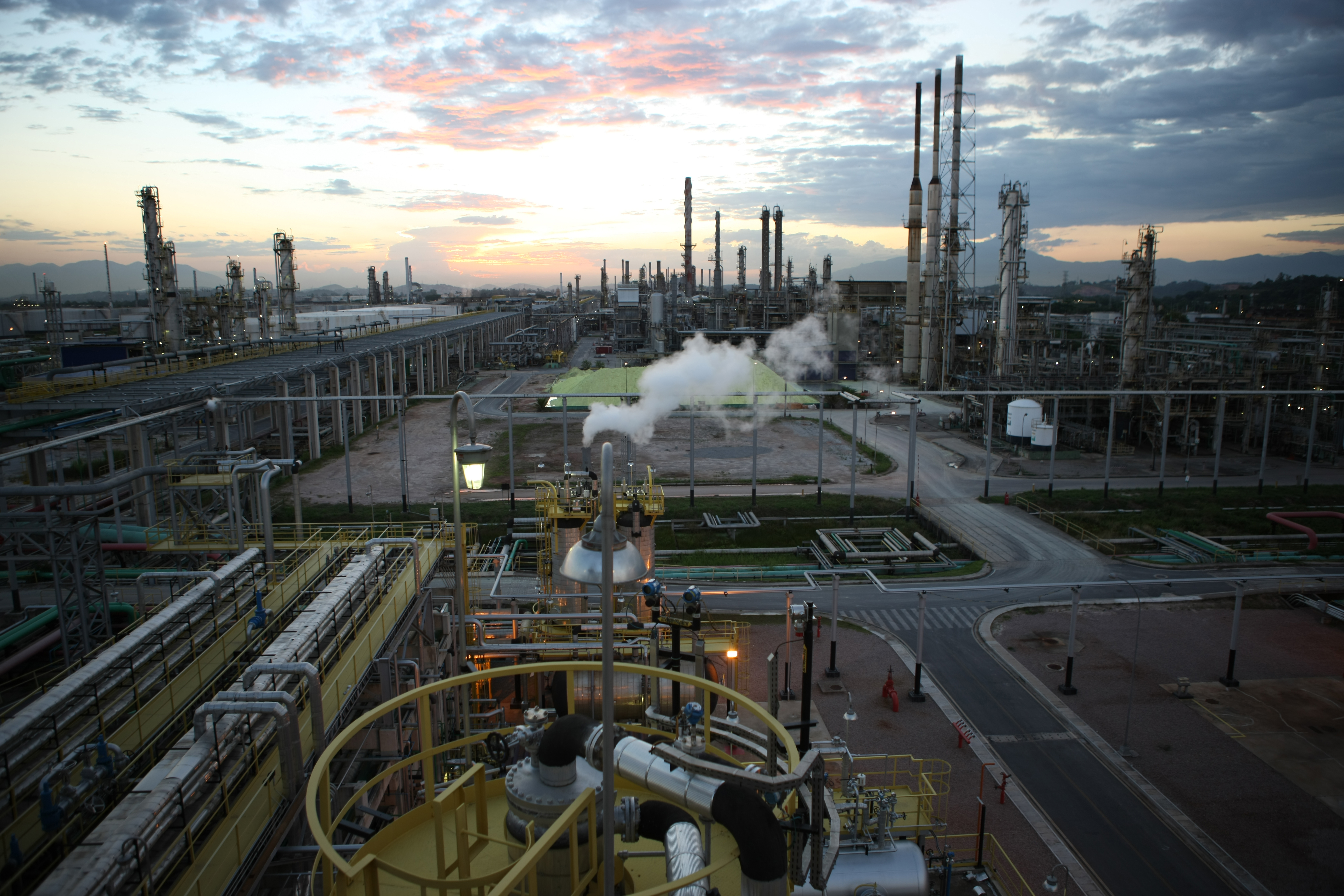 Vista da Refinaria Duque de Caxias (Reduc): empresas do polo industrial s&atilde;o alvos de amea&ccedil;as e extors&otilde;es pelo CV