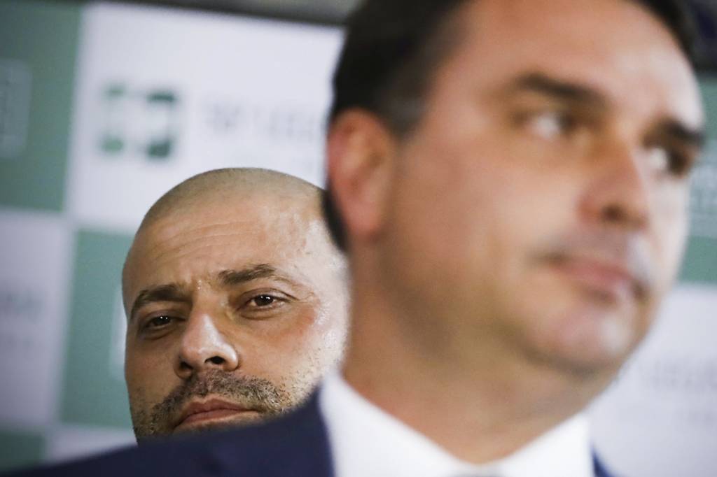 POL240214.JPG MÁRTIR - Daniel Silveira (ao fundo) e Flávio: deputado aliado do clã dominou os grupos bolsonaristas nos últimos dias -