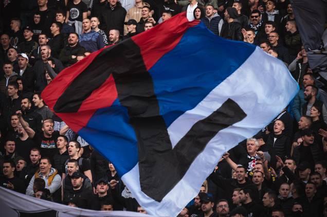 Os torcedores do Partizan agitam uma bandeira sérvia com a letra Z, em Belgrado, 16 de abril de 2022. O "Z" se tornou um símbolo de apoio à Rússia ação militar na Ucrânia. Os torcedores do Partizan agitam uma bandeira sérvia com a letra Z, em Belgrado, 16 de abril de 2022. O "Z" se tornou um símbolo de apoio à Rússia ação militar na Ucrânia.