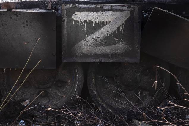 Um tanque russo destruído, com a letra "Z", símbolo da invasão russa, ao lado de casas danificadas na aldeia recapturada pelo exército ucraniano Mala Rohan, próximo de Kharkiv, nordeste da Ucrânia , 31 de março de 2022. Um tanque russo destruído, com a letra "Z", símbolo da invasão russa, ao lado de casas danificadas na aldeia recapturada pelo exército ucraniano Mala Rohan, próximo de Kharkiv, nordeste da Ucrânia , 31 de março de 2022.