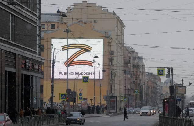 A letra Z e uma hashtag dizendo 'Nós não deixamos os nossos' na avenida Ligovsky Prospect em São Petersburgo, Rússia, 07 de março de 2022. A letra Z e uma hashtag dizendo 'Nós não deixamos os nossos' na avenida Ligovsky Prospect em São Petersburgo, Rússia, 07 de março de 2022.