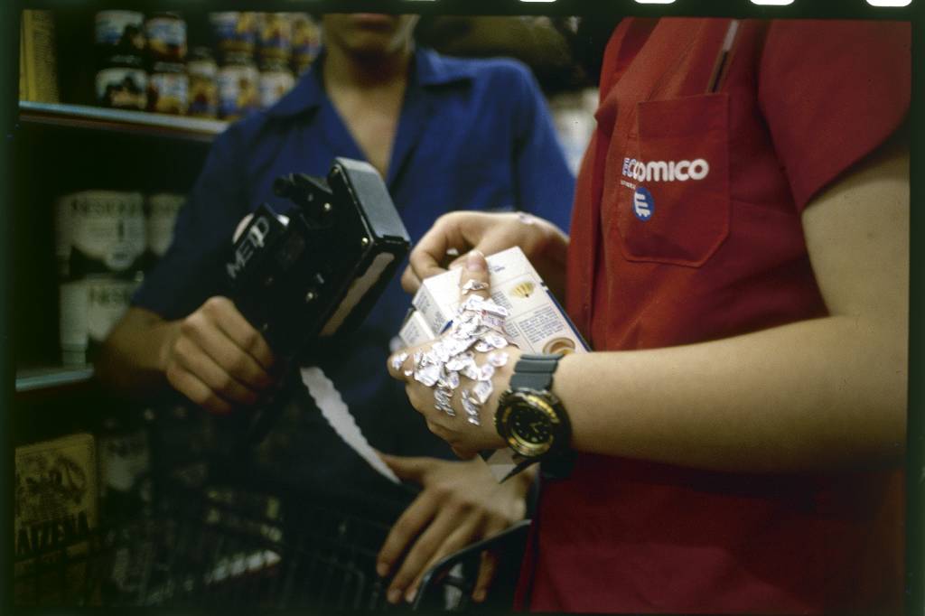 Remarcação-de-preço-no-supermercado-Econômico..jpg PASSADO SOMBRIO - Remarcação de preços nos anos 1990: a inflação de março foi a pior após o Plano Real -