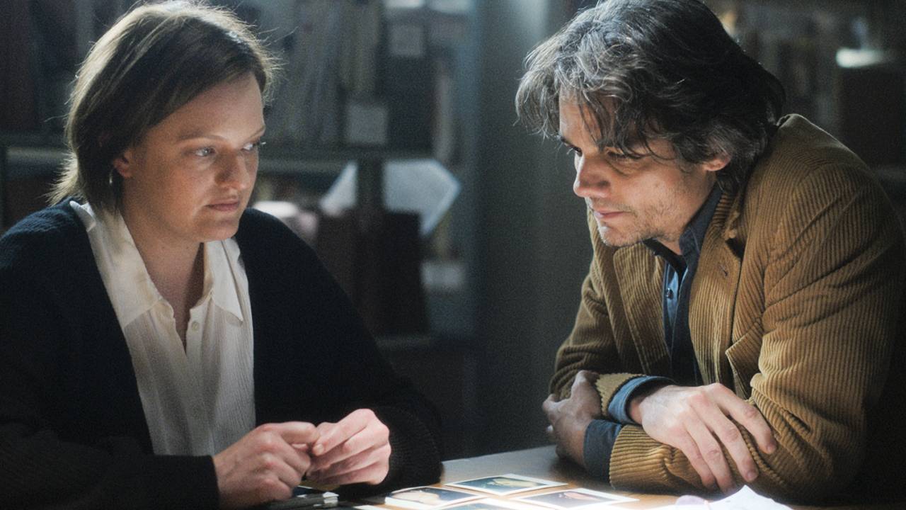 FERIDAS ABERTAS - Elisabeth Moss e Wagner Moura: jornalismo investigativo como alternativa quando a polícia falha -