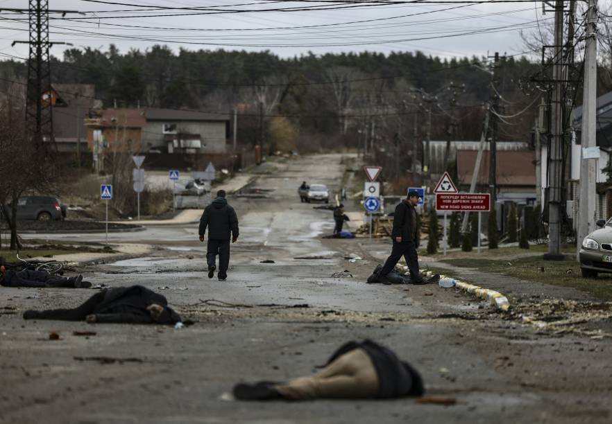 Corpos mortos pelas ruas da cidade de Bucha, na Ucrânia -