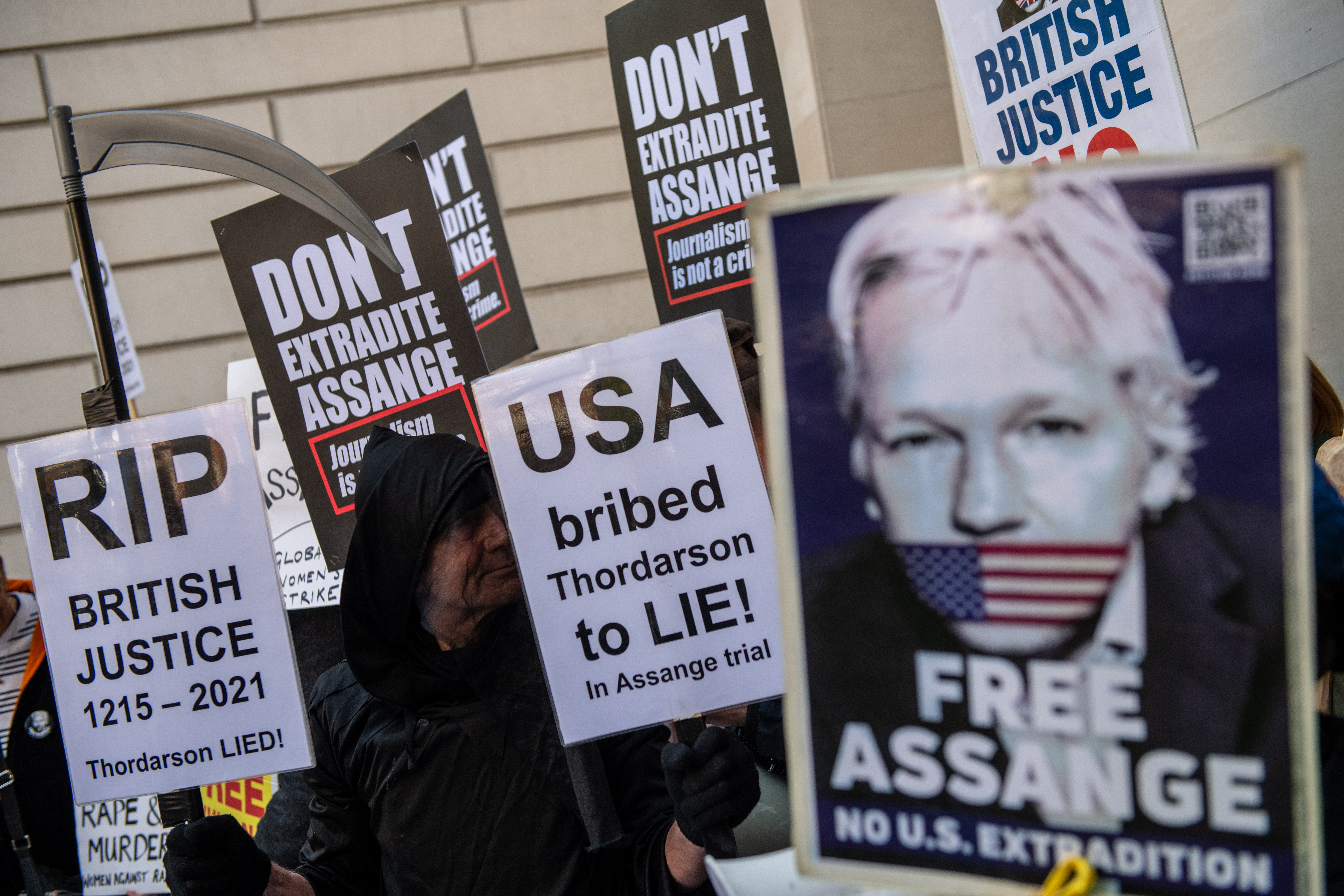 Governo britânico aprova extradição de Julian Assange para os EUA