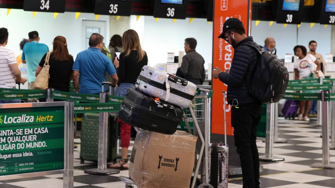 Nova regra relativa ao tamanho da bagagem de mão, que não pode exceder 55 centímetros de altura, 35 de largura e 25 de profundidade, já está em vigor no Aeroporto de Congonhas, em São Paulo.