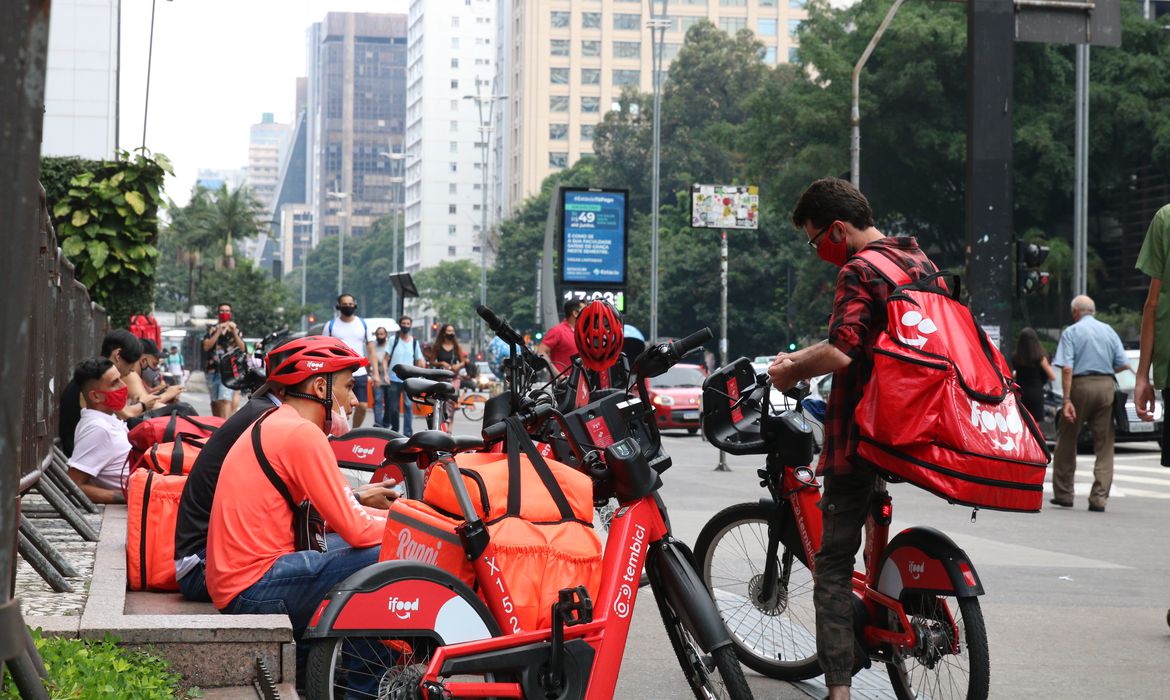 Entregadores de aplicativo na avenida Paulista -