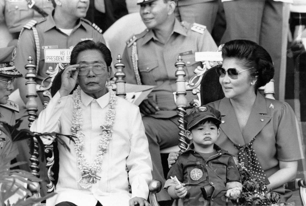 FILES-PHILIPPINES-POLITICS-VOTE-CORRUPTION (ARQUIVOS) Esta foto de arquivo tirada em 15 de novembro de 1985 mostra o presidente filipino Ferdinand Marcos (E) e sua esposa Imelda aparecendo diante de cerca de 35.000 estudantes universitários passando por um treinamento militar obrigatório de dois anos em Manila. - Quase 40 anos depois que as Filipinas começaram a caçar bilhões de dólares saqueados durante o regime do ex-ditador Ferdinand Marcos, grande parte do saque ainda está desaparecido e ninguém da família foi preso. (Foto de ROMEO GACAD / AFP) / PARA IR COM Filipinas-política-voto-corrupção,FOCO por Allison Jackson e Mikhail Flores