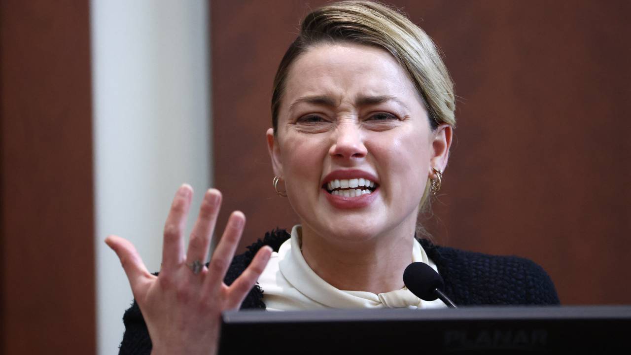 US actress Amber Heard testifies at the Fairfax County Circuit Courthouse in Fairfax, Virginia, on May 5, 2022. - Actor Johnny Depp is suing ex-wife Amber Heard for libel after she wrote an op-ed piece in The Washington Post in 2018 referring to herself as a public figure representing domestic abuse. (Photo by Jim LO SCALZO / POOL / AFP)
