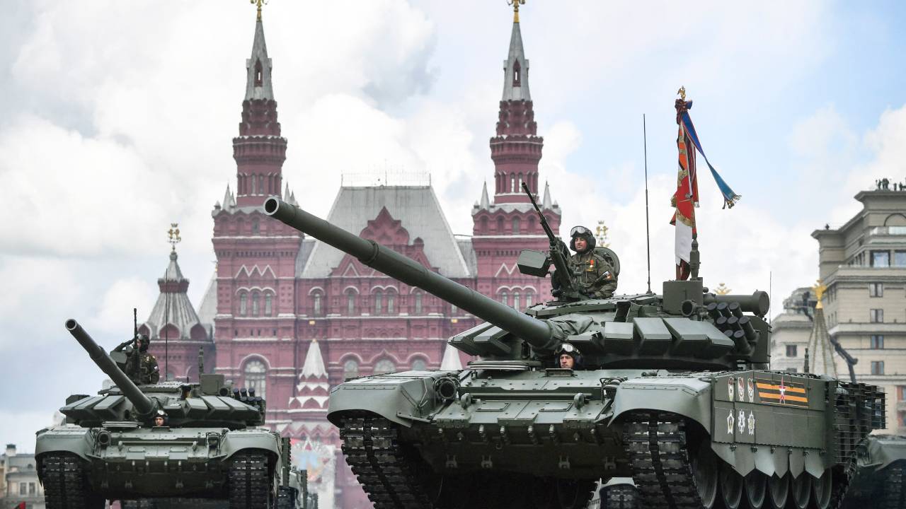 Russian T-72B3M tanks parade through Red Square during the Victory Day military parade in central Moscow on May 9, 2022. - Russia celebrates the 77th anniversary of the victory over Nazi Germany during World War II. (Photo by Alexander NEMENOV / AFP)