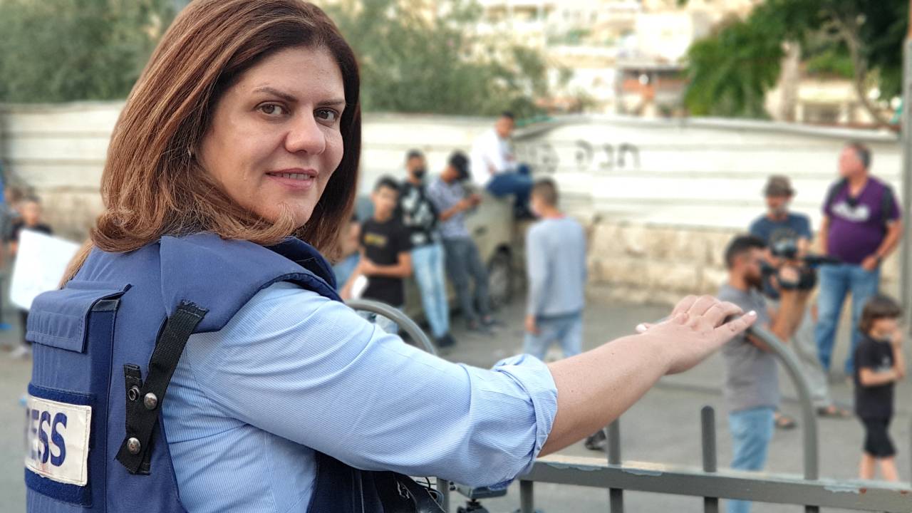 Esta imagem de arquivo de folheto obtida de um ex-colega da falecida jornalista de TV veterana da Al-Jazeera, Shireen Abu Aqleh, mostra sua reportagem de Jerusalém em 12 de junho de 2021. - A Al-Jazeera disse Abu Aqleh, 51, uma figura proeminente nas notícias árabes do canal serviço foi morto a tiros por tropas israelenses no início de 11 de maio de 2022, enquanto cobria uma invasão ao campo de refugiados de Jenin, na Cisjordânia ocupada. Mas o primeiro-ministro israelense, Naftali Bennett, disse que é "provável" que um tiroteio palestino a tenha matado. (Foto por HANDOUT/AFP) / RESTRITO A USO EDITORIAL - CRÉDITO OBRIGATÓRIO "FOTO AFP / " - SEM MARKETING SEM CAMPANHAS PUBLICITÁRIAS - DISTRIBUÍDO COMO SERVIÇO AOS CLIENTESA Al Jazeera acusou as forças israelenses de matar Shireen “a sangue frio” e disse que ela estava “claramente usando uma jaqueta de imprensa que a identifica como jornalista” //